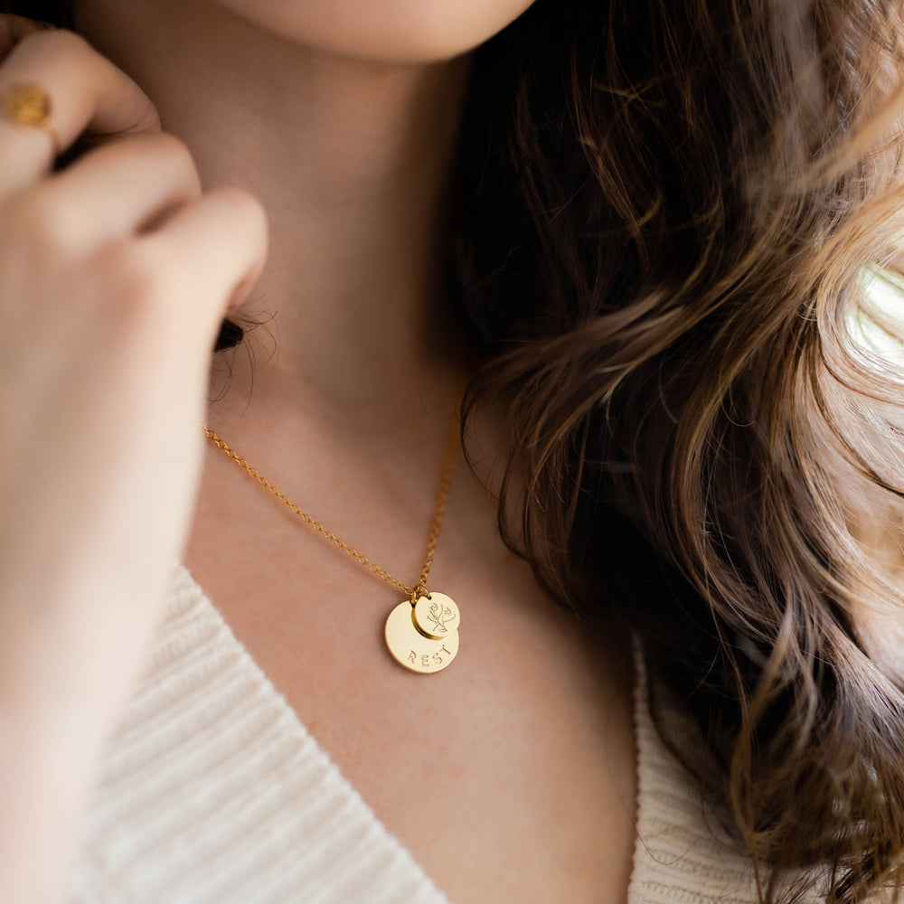 Image of a gold necklace around a woman's neck.